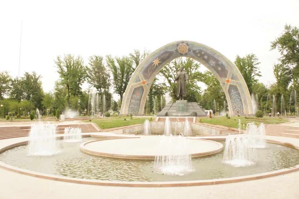 a fountain in front of a statue