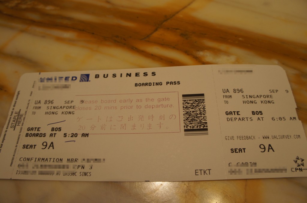 The image shows a United Airlines boarding pass for a business class flight. The flight number is UA 896, departing on September 9 from Singapore to Hong Kong. The boarding pass indicates that the gate is B05, with boarding starting at 5:20 AM and the flight departing at 6:05 AM. The seat assigned is 9A. There is a note in both English and Japanese reminding passengers to board early as the gate closes 20 minutes prior to departure. The boarding pass also includes a barcode and some blurred personal information.