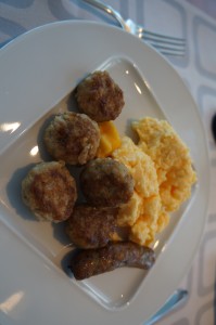 a plate of breakfast food
