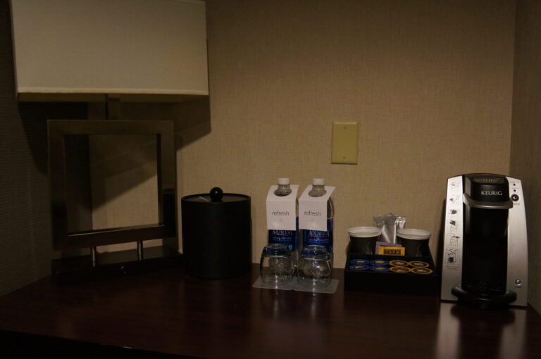 Another Reason Why Alaska Airlines Is The Best – Free Drink On Sunday