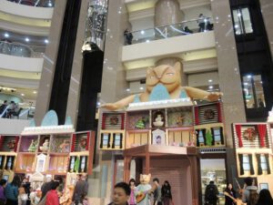 a large statue of a cat in a mall