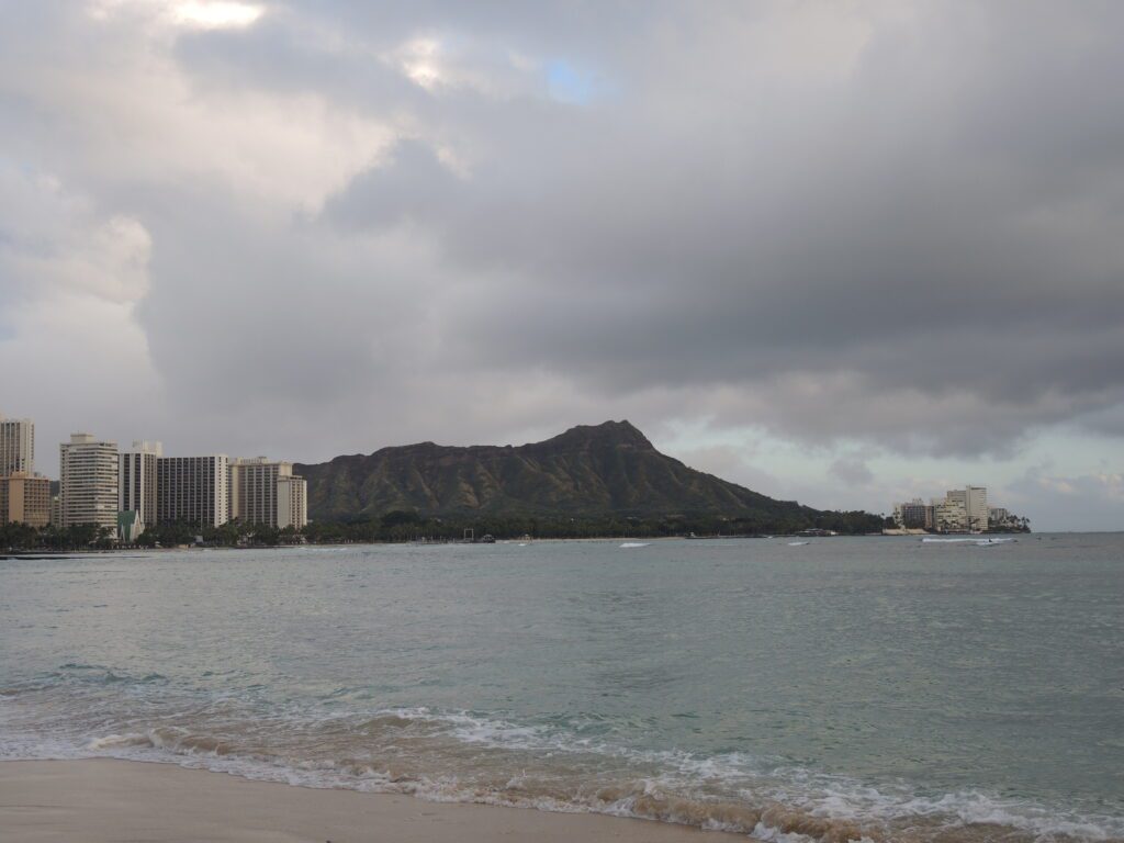 waikiki beach diamondhead