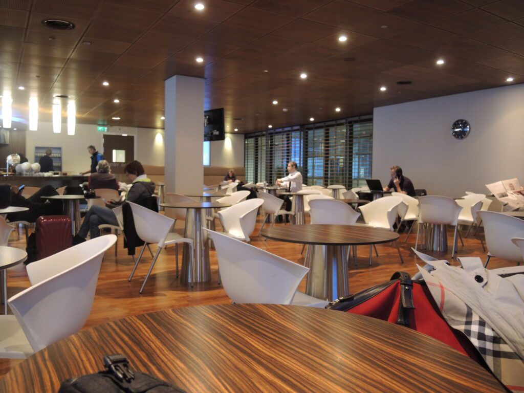 klm crown lounge ams reviews