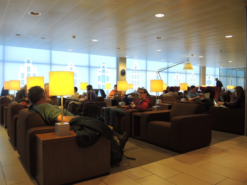 klm crown lounge ams reviews