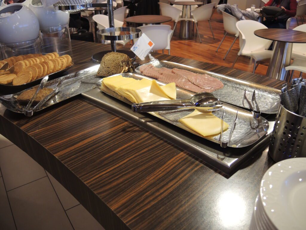 klm crown lounge ams reviews