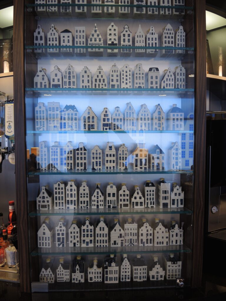 klm crown lounge ams reviews