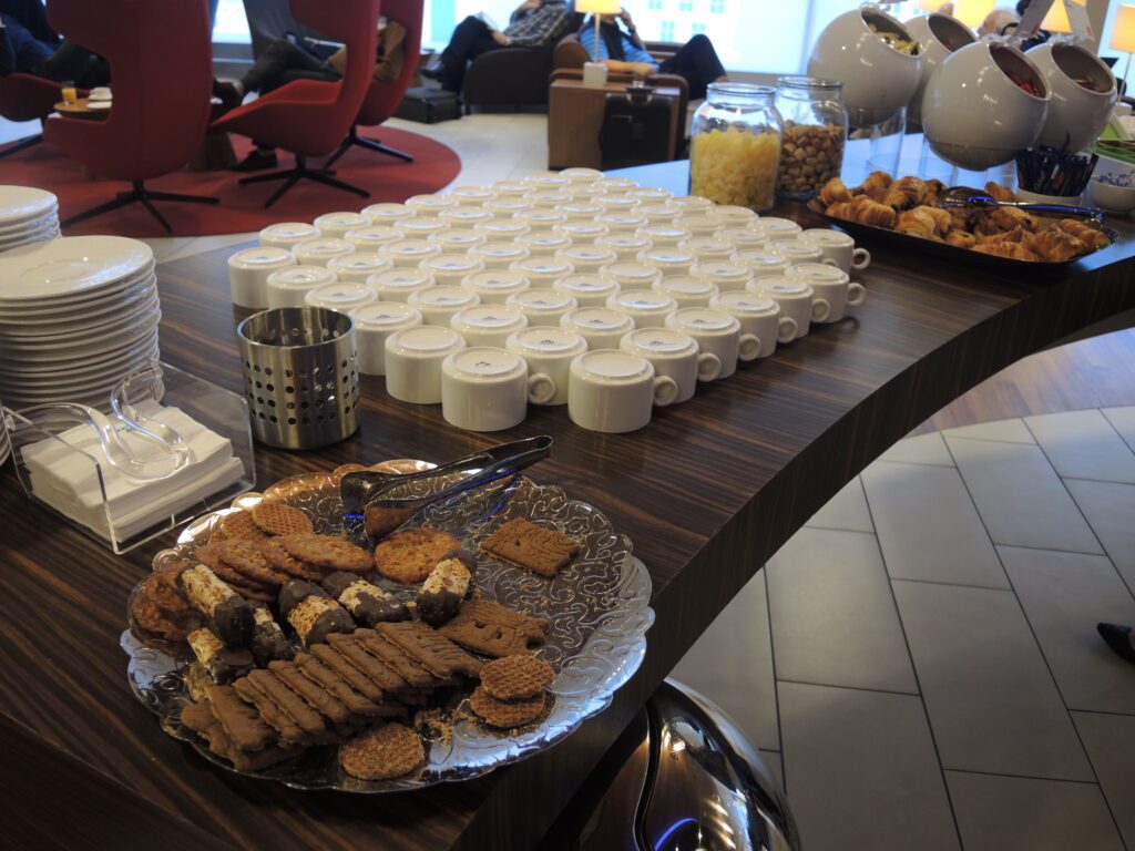 klm crown lounge ams reviews