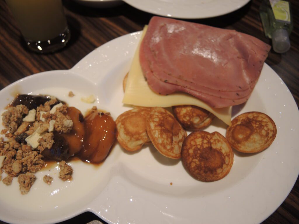 klm crown lounge ams reviews