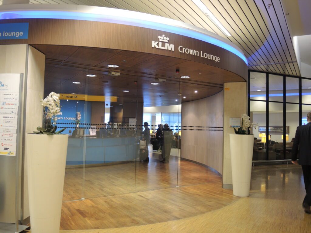 klm crown lounge ams reviews