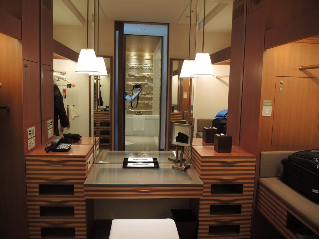 peninsula tokyo closet 2