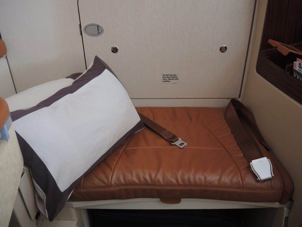 singapore airlines suites lax to nrt footrest