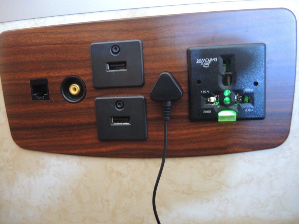 singapore airlines suites lax to nrt power