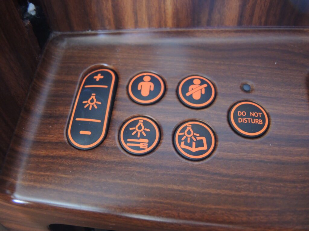 singapore airlines suites lax to nrt seat controls 2