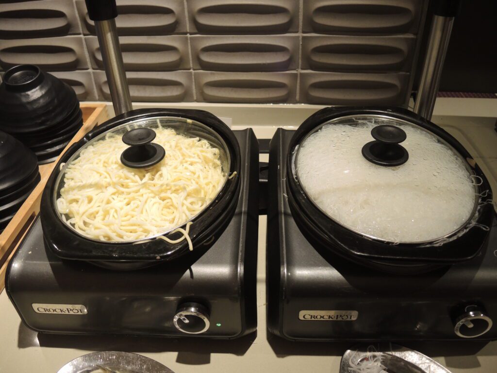 star alliance business class lounge lax noodle bar 1