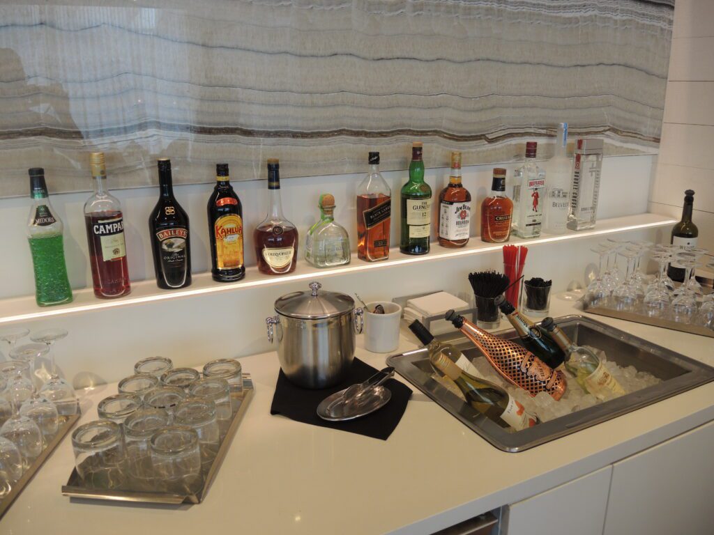 star alliance first class lounge lax alcohol