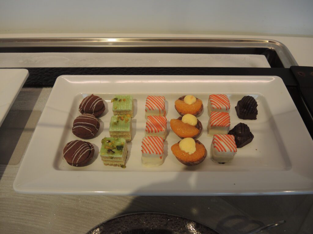 star alliance first class lounge lax desserts