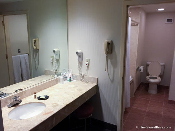 Sheraton Eatontown Hotel - Bathroom