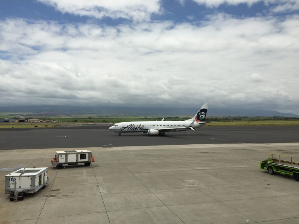 alaska airlines sjc ogg plane maui airport 1