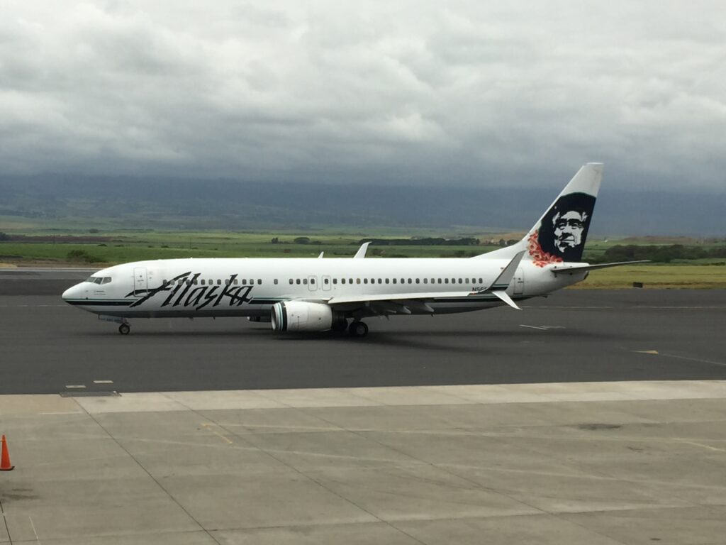 alaska airlines sjc ogg plane maui airport 2