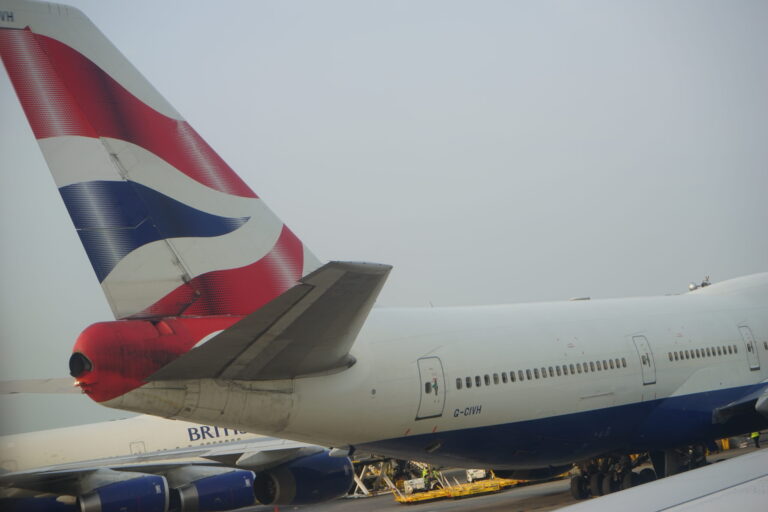 the tail of an airplane