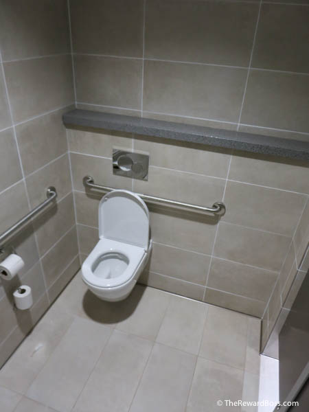 Aer Lingus Lounge JFK - bathroom