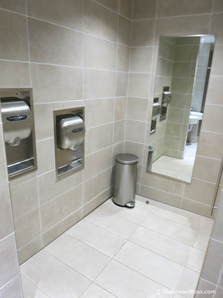 Aer Lingus Lounge JFK - bathroom