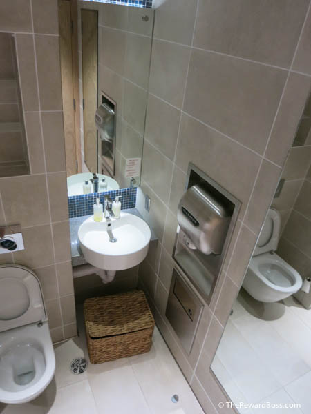 Aer Lingus Lounge JFK - shower