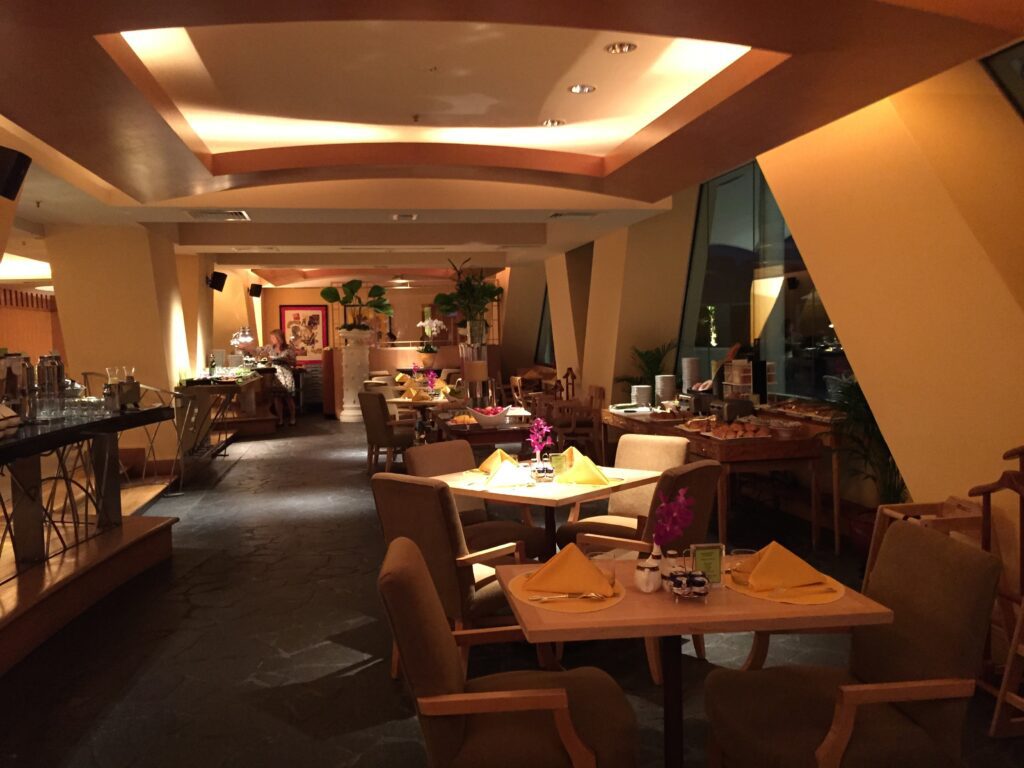 conrad singapore hotel breakfast seating