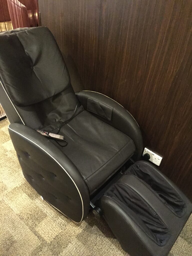premier lounge sin changi massage chair