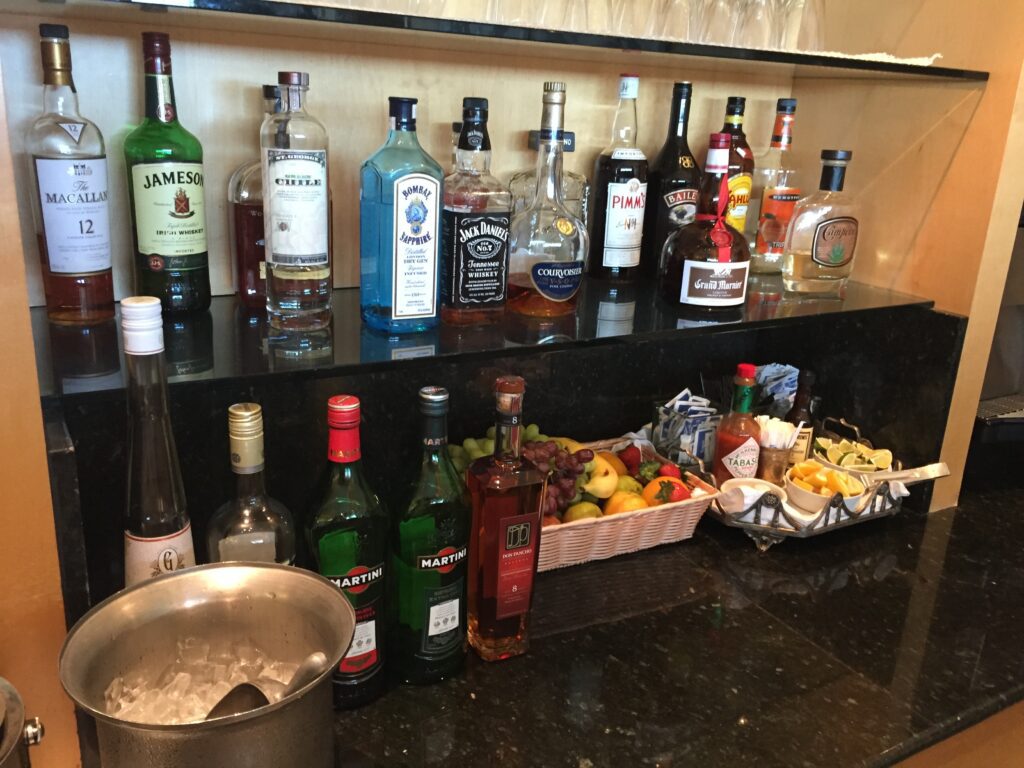 united global first lounge sfo alcohol