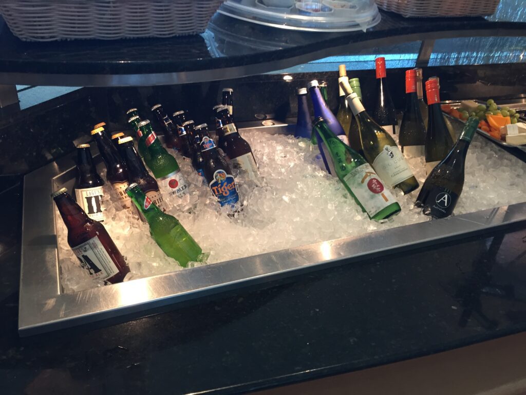 united global first lounge sfo beer wine