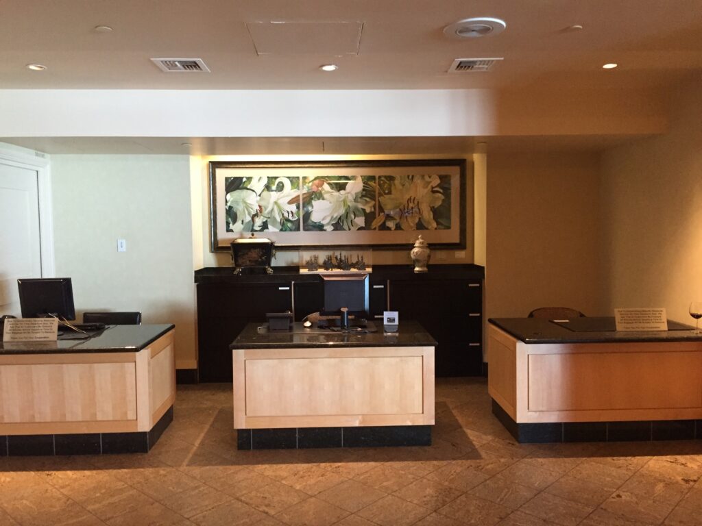 united global first lounge sfo help desk