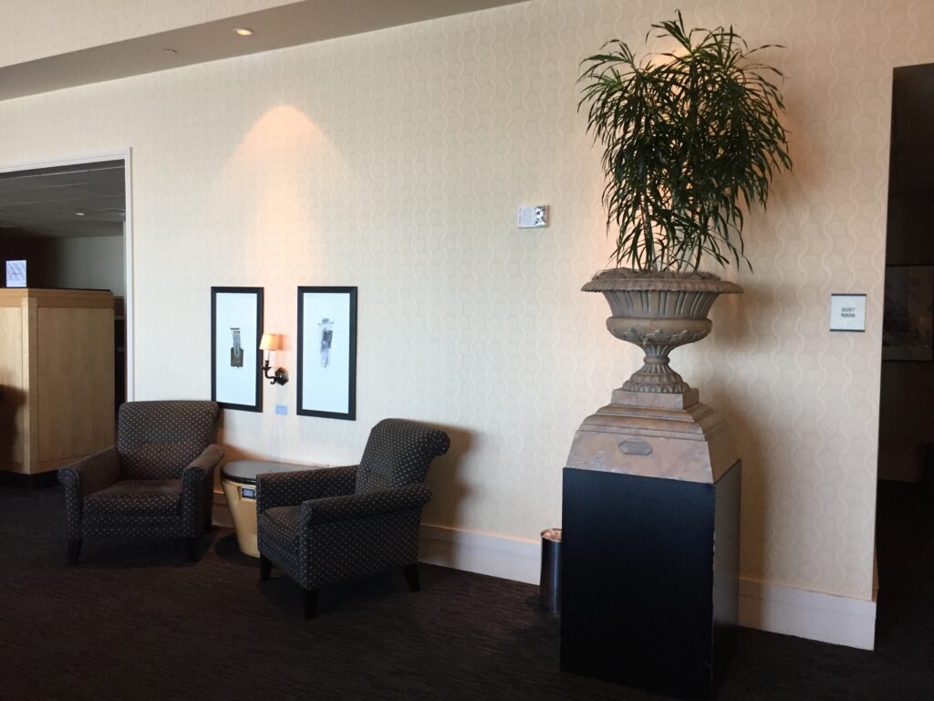 united global first lounge sfo seating2