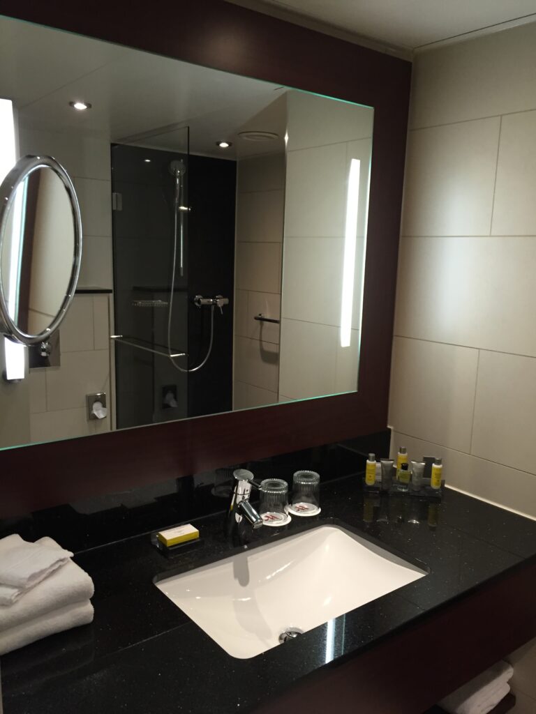 marriott zurich room bathroom