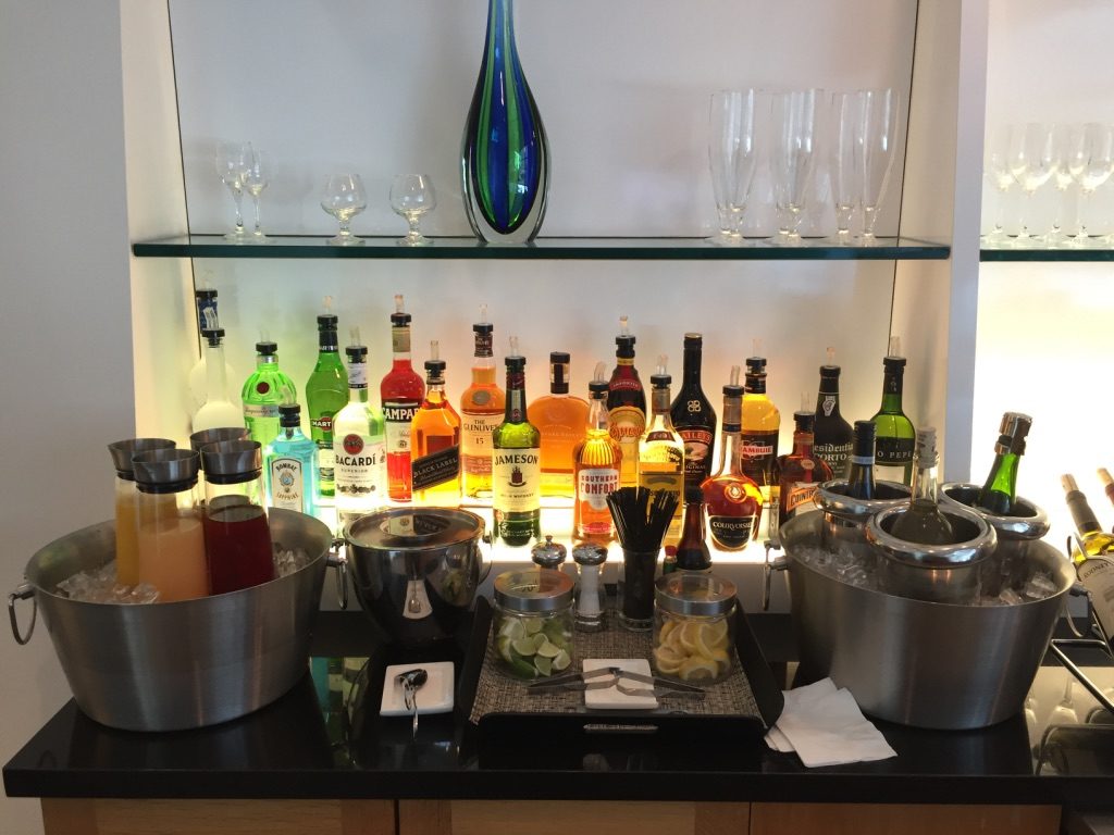 british-airways-first-class-lounge-sfo-bar-liquor