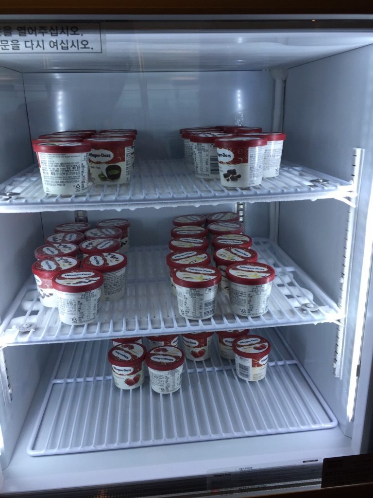 korean-air-first-class-lounge-icn-ice-cream