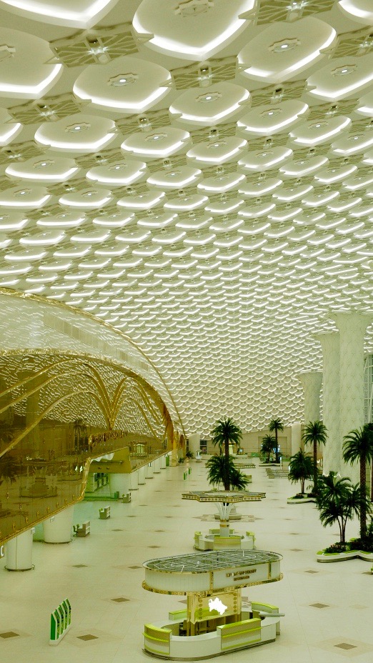 il soffitto del terminal principale si ispira a motivi di tappeti tribali