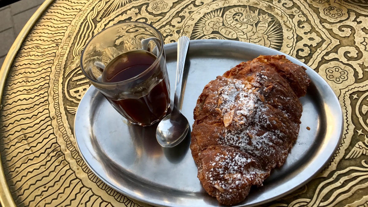 il piacere di una pausa: caffè e croissant alle mandorle