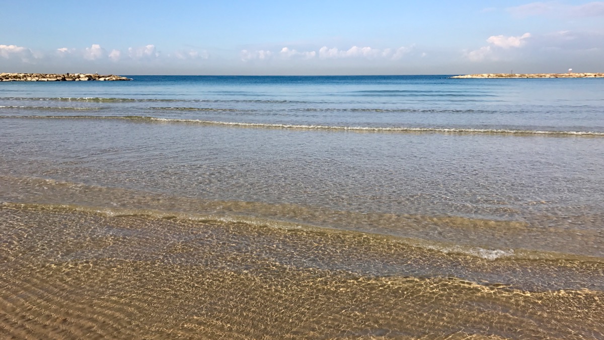 la spiaggia è pulita e l'acqua cristallina