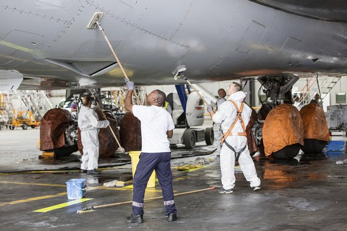 pneumatici e freni vengono coperti per evitare contatto con i solventi chimici - ©Lufthansa Technik AG