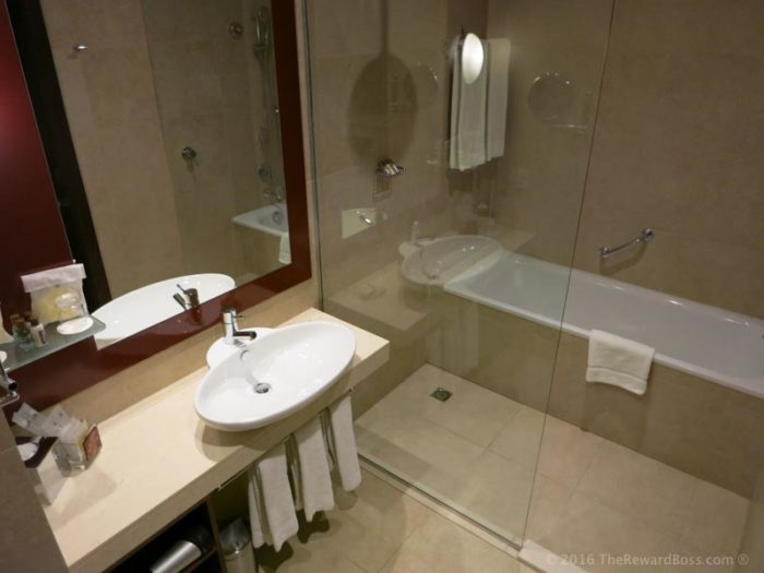 Sheraton Poznan Poland - Bathroom